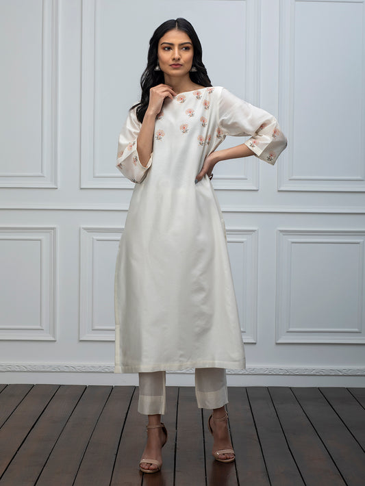 Off White chanderi kurta with pants and Dupatta Set of 3