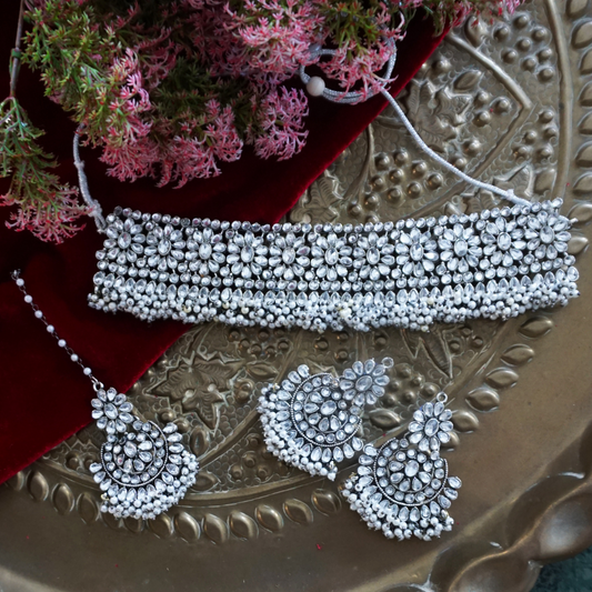 White Handcrafted Kundan Brass Necklace Set